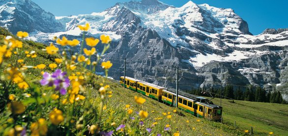 Wengenalpbahn i.H. Eiger und Mönch © Jungfraubahnen
